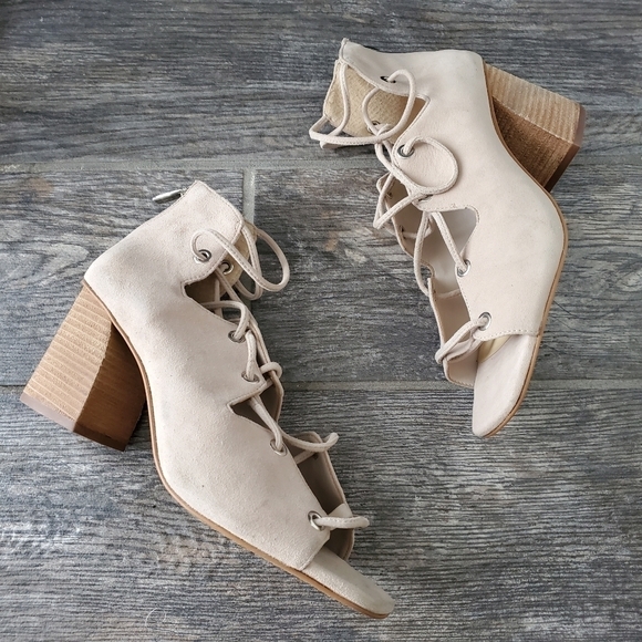NEW Vince Camuto Nahara Beige Suede Lace-up Sandal - Picture 5 of 9